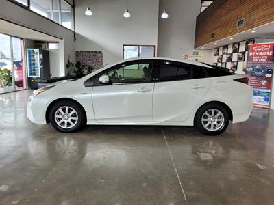 2018 Toyota Prius - Thumbnail