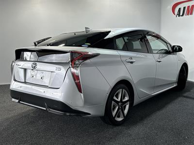 2017 Toyota Prius - Thumbnail