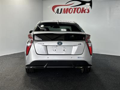 2017 Toyota Prius - Thumbnail