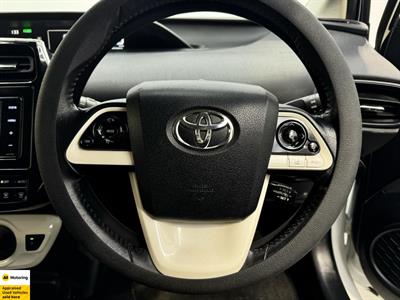 2016 Toyota Prius - Thumbnail