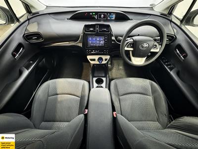 2016 Toyota Prius - Thumbnail