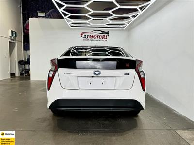 2016 Toyota Prius - Thumbnail