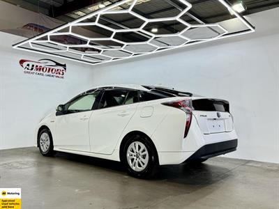 2016 Toyota Prius - Thumbnail