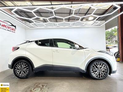 2017 Toyota C-HR - Thumbnail