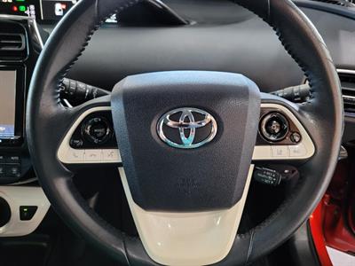 2016 Toyota Prius - Thumbnail