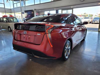 2016 Toyota Prius - Thumbnail