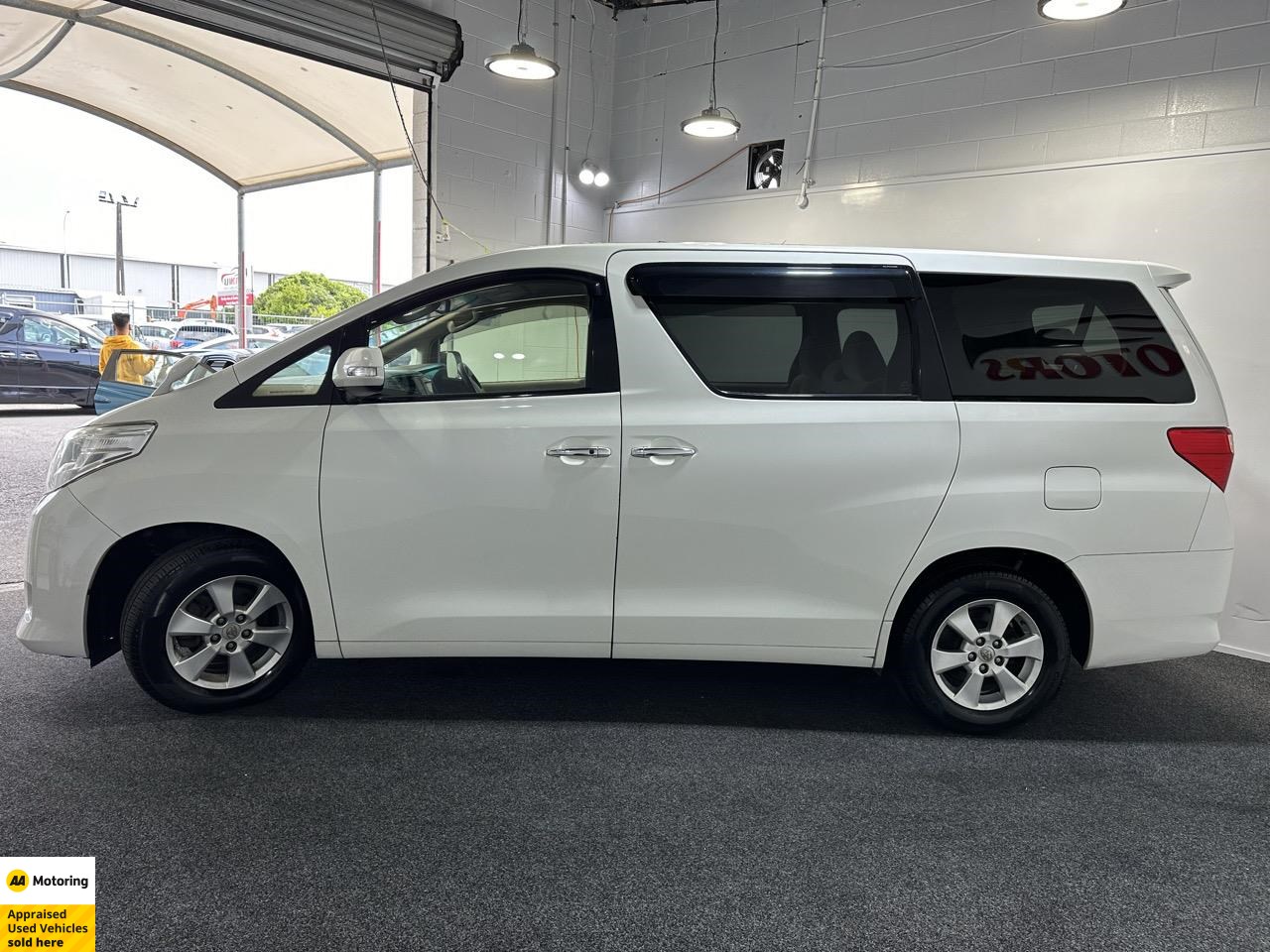 2013 Toyota Alphard