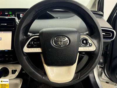 2016 Toyota Prius - Thumbnail