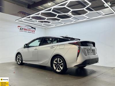 2016 Toyota Prius - Thumbnail