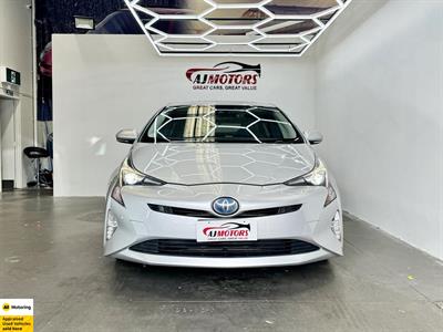 2016 Toyota Prius - Thumbnail