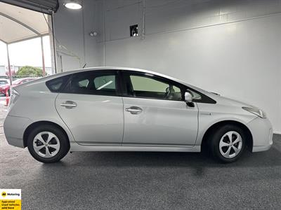 2012 Toyota Prius - Thumbnail