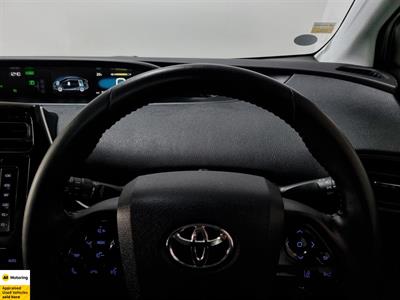 2019 Toyota Prius - Thumbnail