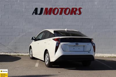 2019 Toyota Prius - Thumbnail