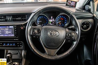 2016 Toyota Auris - Thumbnail