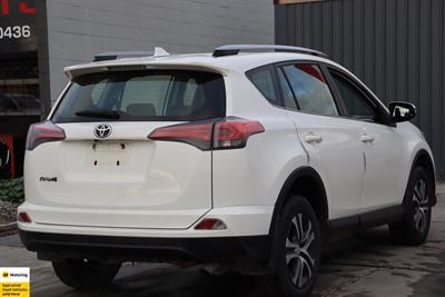 2018 Toyota RAV4 - Thumbnail