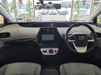 2016 Toyota Prius - Thumbnail