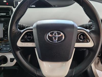 2016 Toyota Prius - Thumbnail