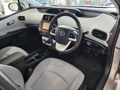 2016 Toyota Prius - Thumbnail