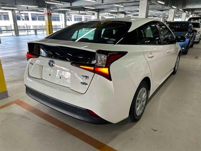 2019 Toyota Prius - Thumbnail