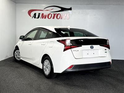 2019 Toyota Prius - Thumbnail