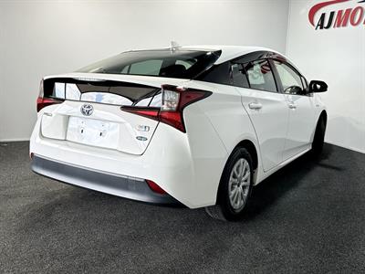 2019 Toyota Prius - Thumbnail