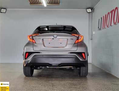 2017 Toyota C-HR - Thumbnail