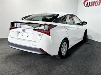 2019 Toyota Prius - Thumbnail