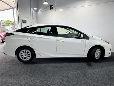 2019 Toyota Prius - Thumbnail