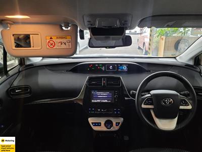 2018 Toyota Prius - Thumbnail