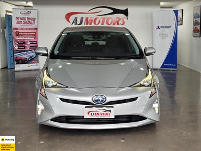 2018 Toyota Prius - Thumbnail