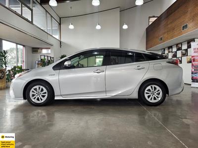 2018 Toyota Prius - Thumbnail