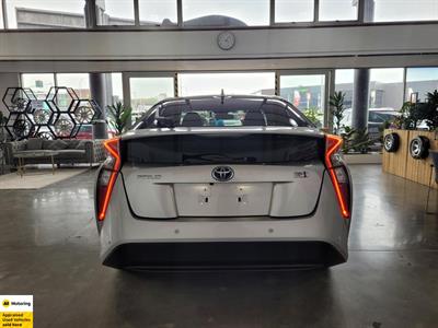 2018 Toyota Prius - Thumbnail