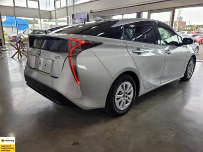 2018 Toyota Prius - Thumbnail