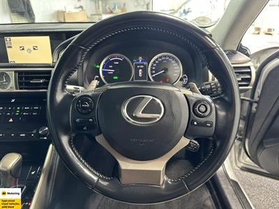 2014 Lexus IS 300h - Thumbnail