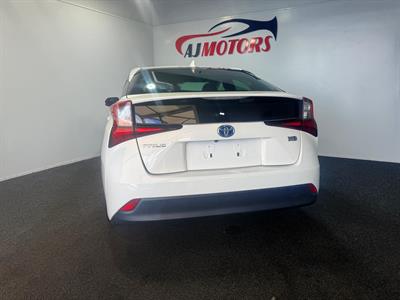 2019 Toyota Prius - Thumbnail