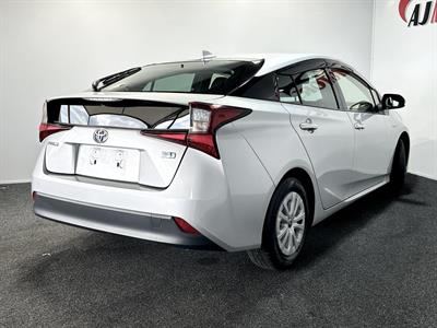 2019 Toyota Prius - Thumbnail