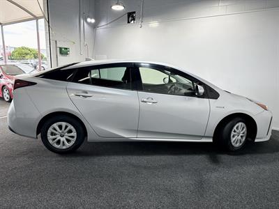 2019 Toyota Prius - Thumbnail