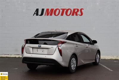 2017 Toyota Prius - Thumbnail