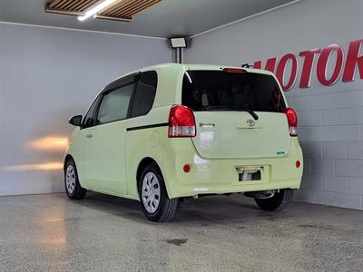 2012 Toyota Porte - Thumbnail