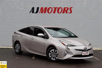 2016 Toyota Prius - Thumbnail