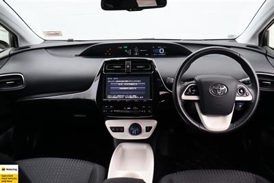 2016 Toyota Prius - Thumbnail