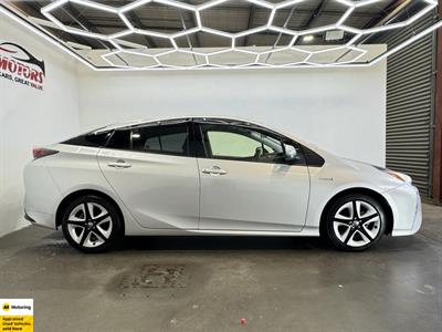 2016 Toyota Prius - Thumbnail