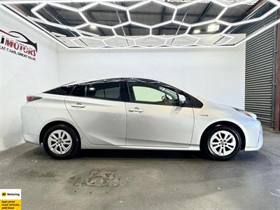 2016 Toyota Prius - Thumbnail