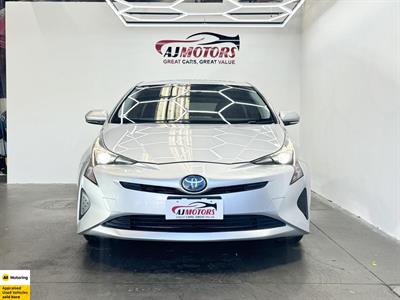 2016 Toyota Prius - Thumbnail