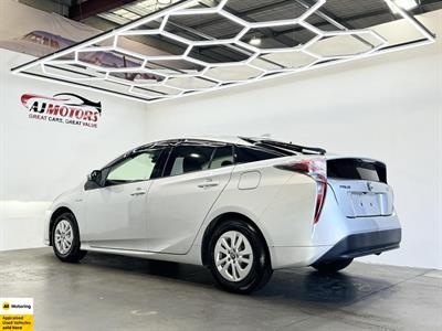 2016 Toyota Prius - Thumbnail