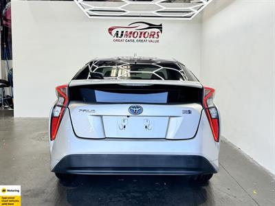 2016 Toyota Prius - Thumbnail