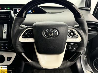 2016 Toyota Prius - Thumbnail