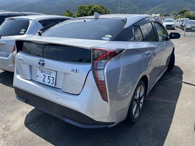 2016 Toyota Prius - Thumbnail