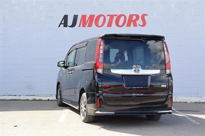 2015 Toyota Noah - Thumbnail