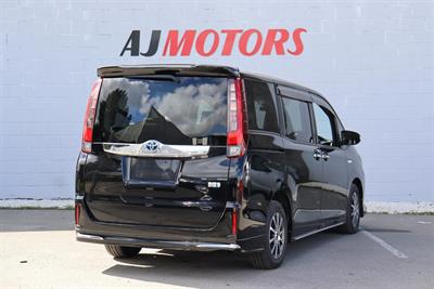 2015 Toyota Noah - Thumbnail